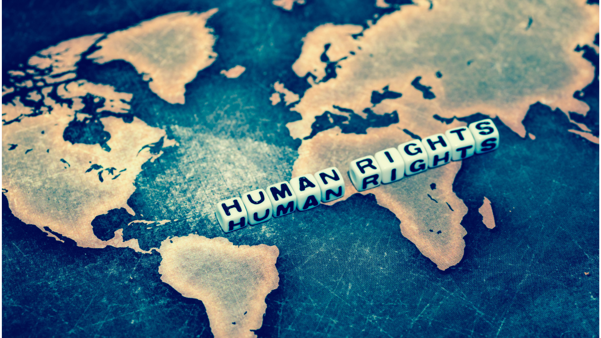 Human Rights tekst geplakt op wereldbol